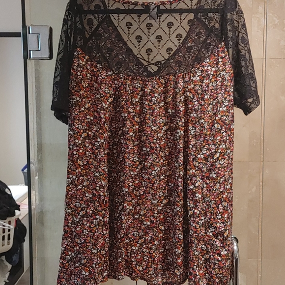 Torrid swing blouse criss cross neck & sheer arms - Picture 3 of 4